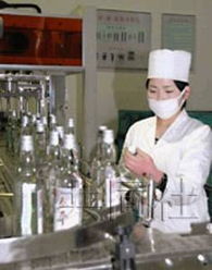 中国评论新闻 平壤高科技工厂 日产2万瓶烧酒 图